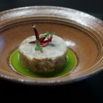 友人がつくったお皿に合わせて秋刀魚料理をつくる